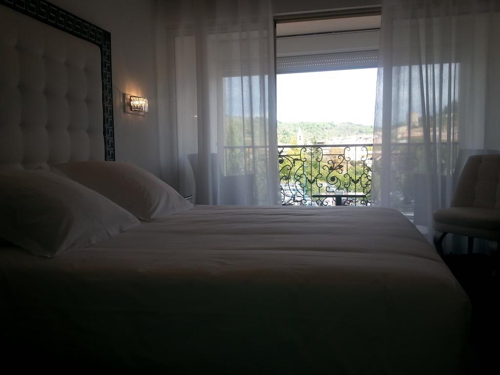 Hotel Les Deux Lions Riez Bagian luar foto