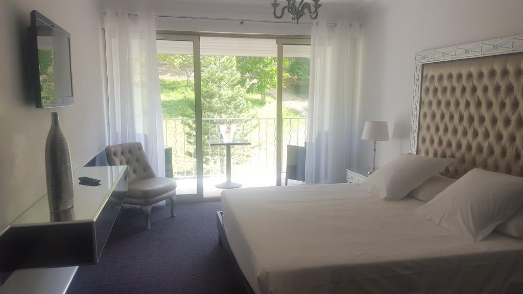 Hotel Les Deux Lions Riez Bagian luar foto